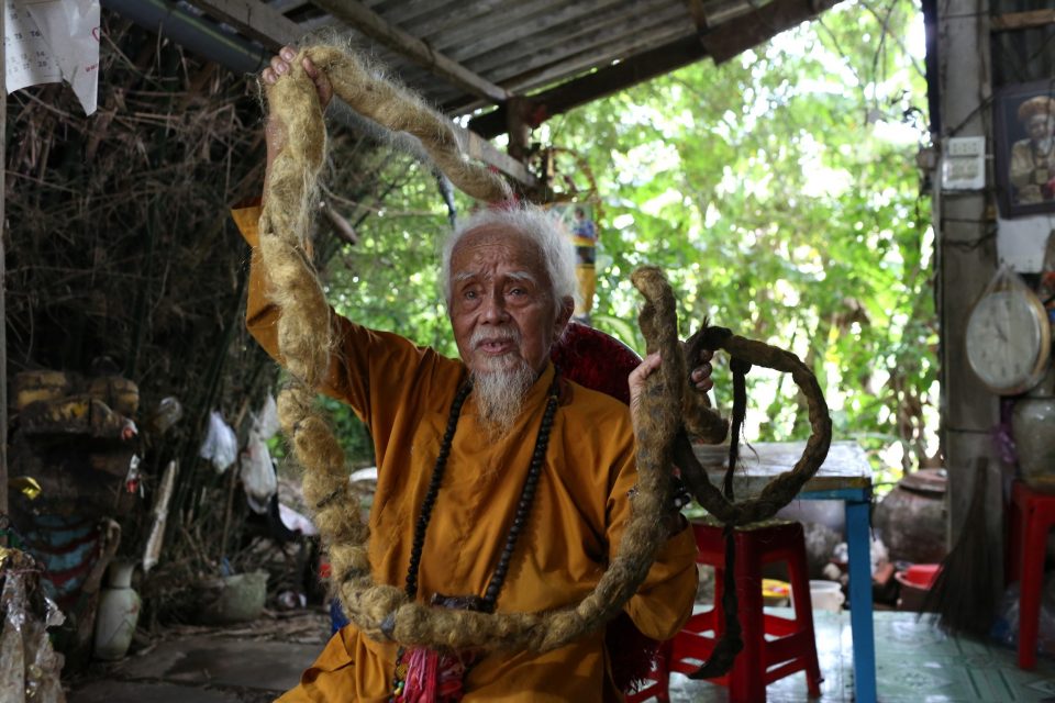 No se cortó el pelo durante 80 años y ahora tiene un “tapizado” de cinco metros