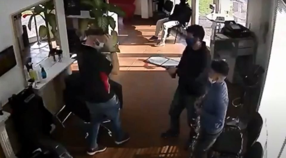 Un delincuente se fue a cortar el pelo y luego asaltó la peluquería