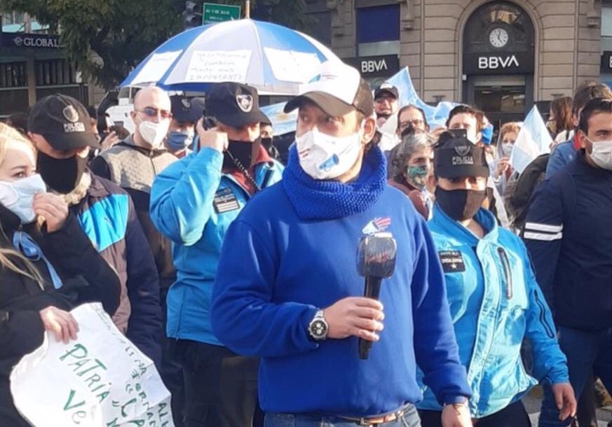 Un periodista fue custodiado por policías en el banderazo en el Obelisco por la reforma judicial