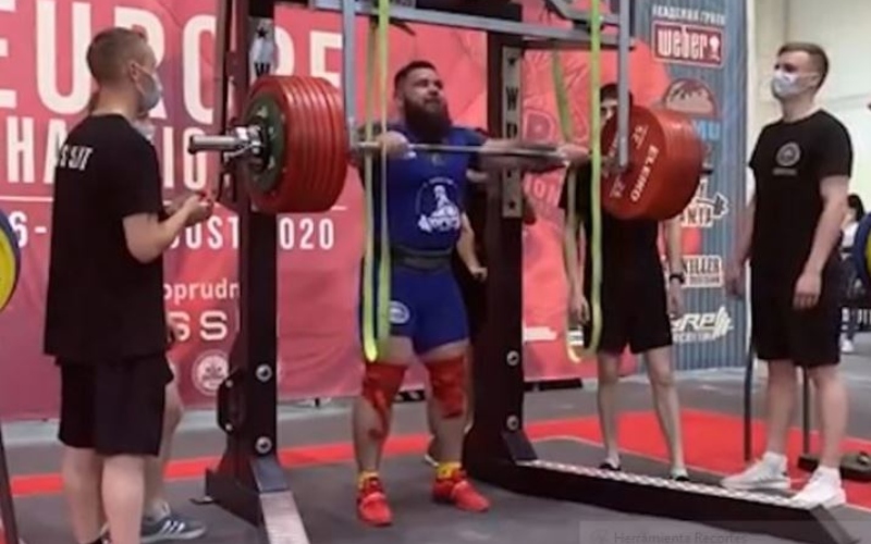 Video: un pesista intentó levantar 400 kilos y se rompió las dos rodillas