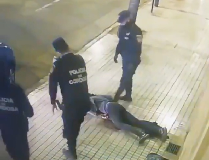 Un policía desmayó a golpes a un joven en plena calle