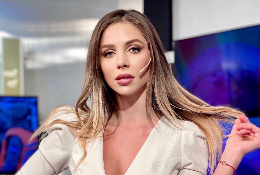 El original look de Romina Malaspina con escote y vestido ceñido (con caderín)