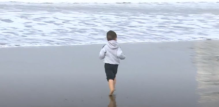 La conmovedora historia de Román, el niño de cinco años con autismo que se reencontró con el mar