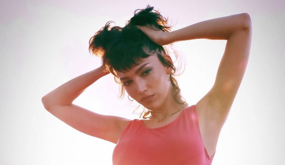 Con dos colitas y una remera azul, Úrsula Corberó le dio la bienvenida a los 31