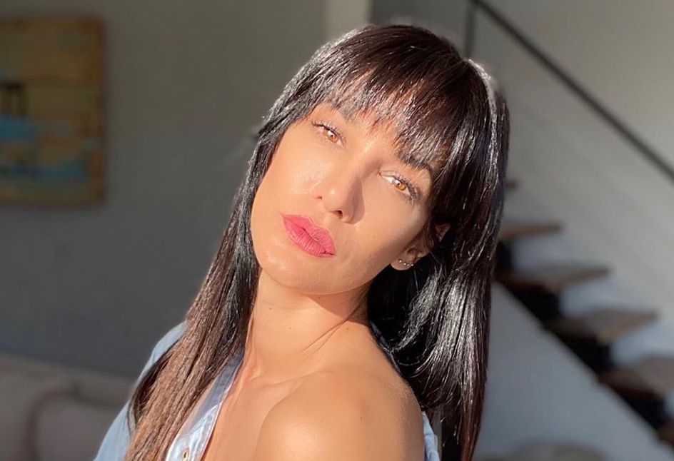 Silvina Escudero modeló un jean de espalda a la cámara (y en topless): “Sábado en casa”