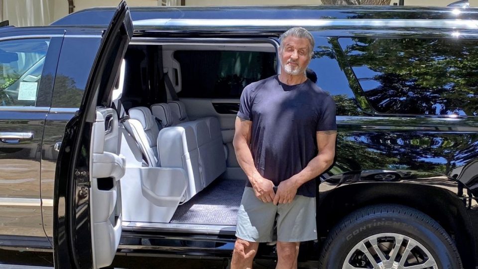 Sylvester Stallone vende su vehículo repleto de lujos (parece un casa)