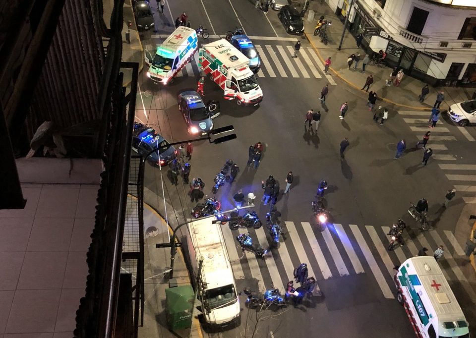 Delincuentes intentaron robar un auto y se tirotearon con la policía