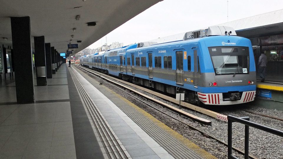 El tren Sarmiento volverá a funcionar este jueves hasta las 10 de la mañana