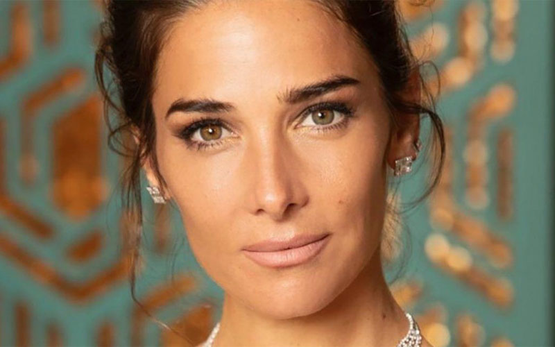 “Es majestuoso”: Juana Viale lució un espectacular vestido azul (sin corpiño)