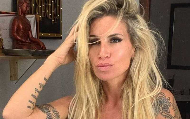 Arrodillada en la cama, Flor Peña jugó al verano en top y bombacha (cavadísima)