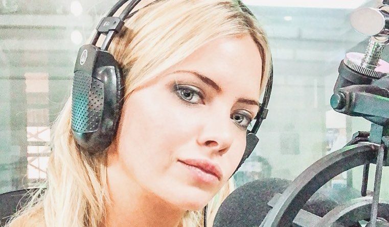 Con una camisa negra de mangas de tul, Alejandra Maglietti volvió a “Bendita”