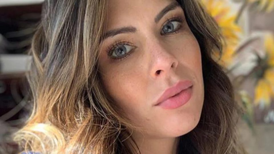 “Un rato más”: Barby Franco posó desnuda en una cama a la intemperie