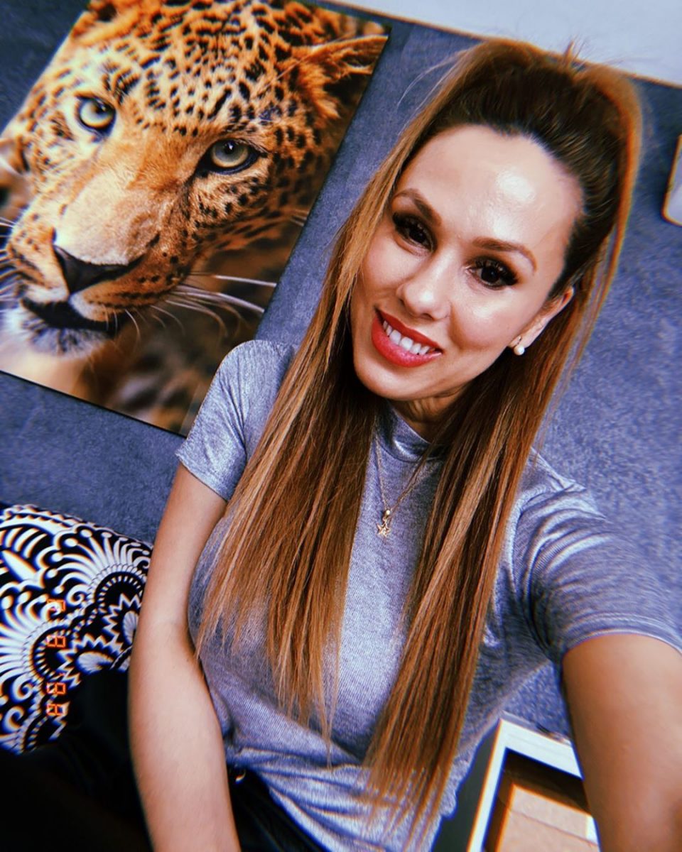 Sobre el pasto y de espaldas, Barby Silenzi posó al aire libre: “Asadito”