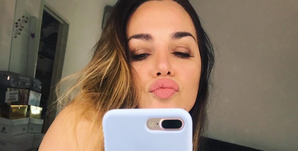 Belén Francese posó con un look “total black” (escotado) y enamoró a sus seguidores