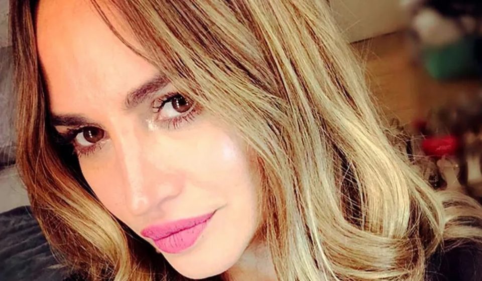 De espalda y haciendo topless: la postal de Belén Francese que provocó halagos de sus seguidores