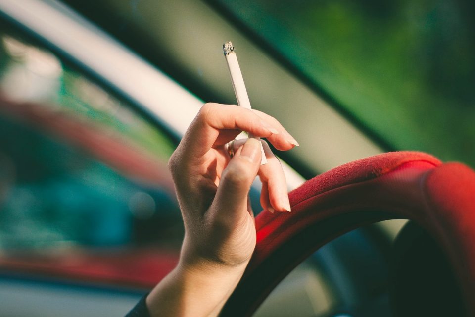 Cómo eliminar el olor a cigarrillo de tu casa o tu auto (funcionan 100%)
