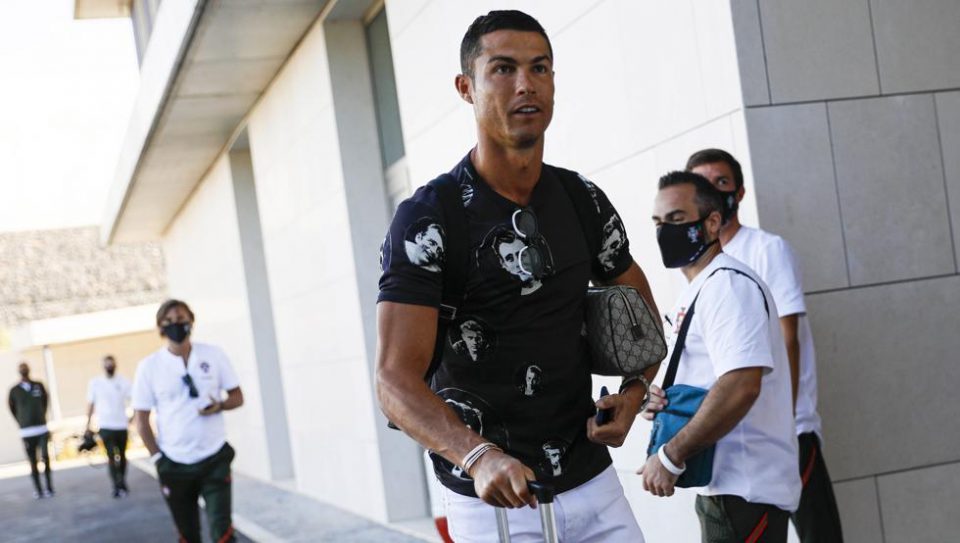 Cristiano Ronaldo se rebeló contra el barbijo y quedó expuesto cuando lo retaron