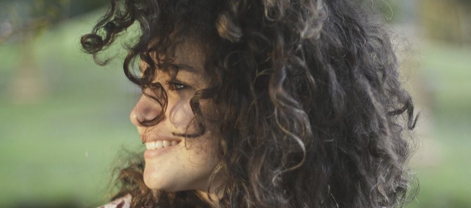 Cómo domar un cabello incontrolable con 3 consejos