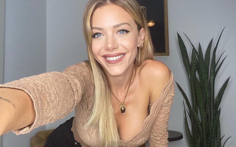 Evangelina Anderson deslumbró (de espaldas) con un vestido floreado: “Supuestamente hoy empieza el otoño”