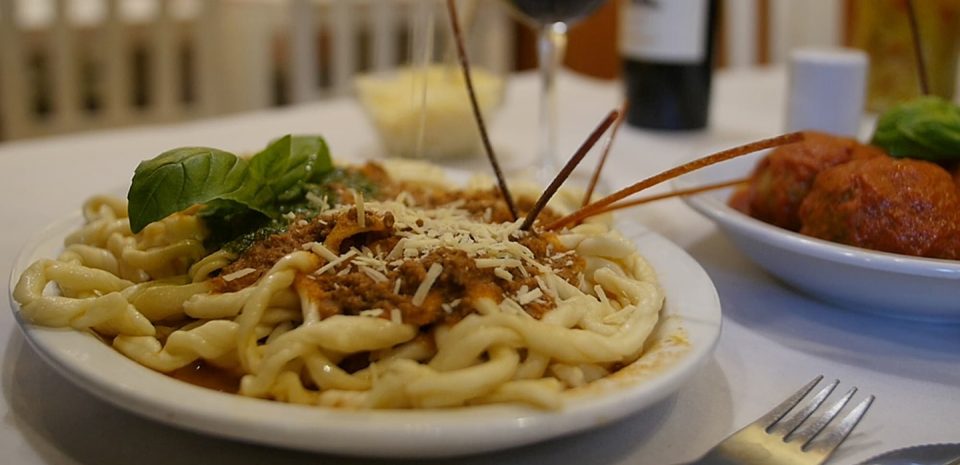 Cómo preparar fideos al fierrito con envoltini de carne y sentirte en Italia por unos minutos