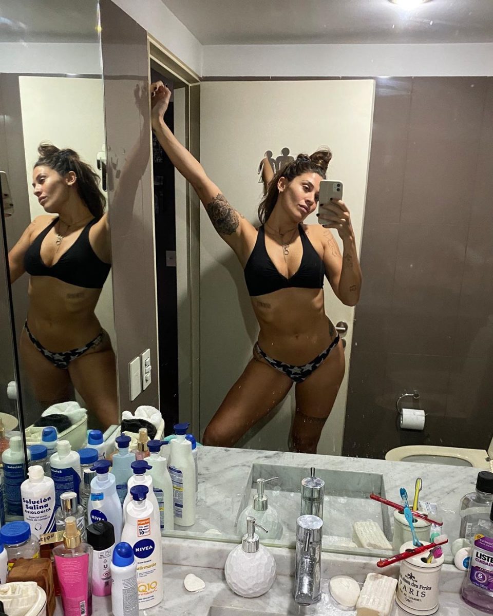 En ropa interior, Ivana Nadal posó frente al espejo de frente y de espaldas