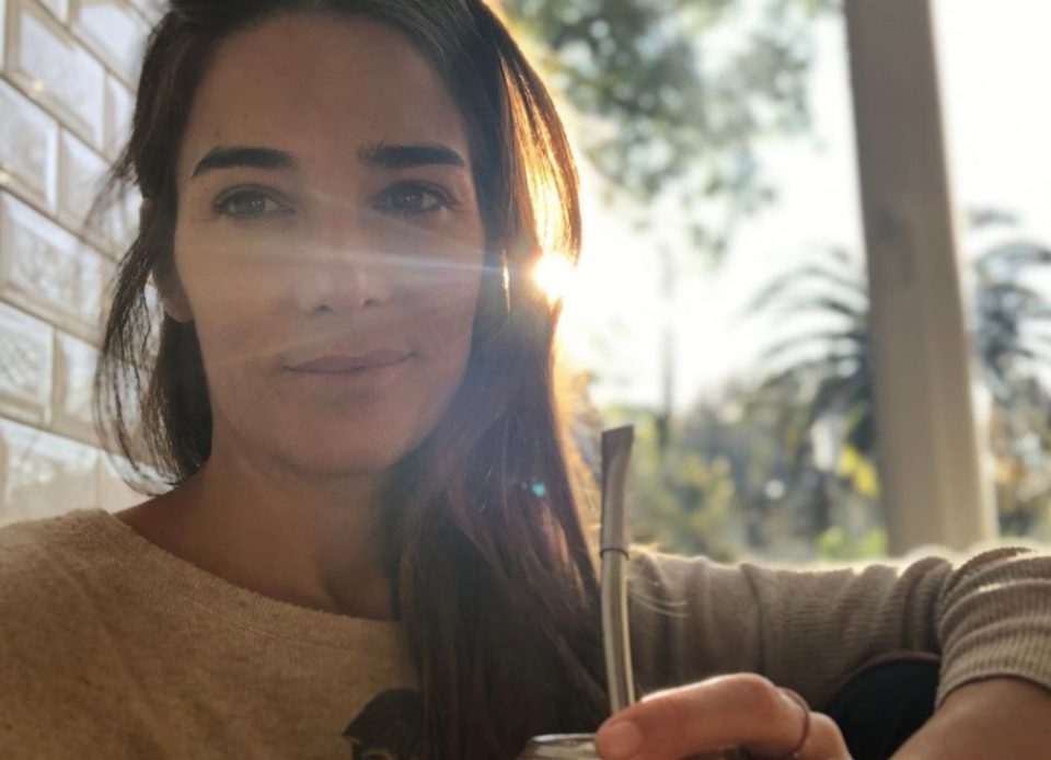 Juana Viale lució un vestido primaveral pero el detalle estuvo en sus zapatos (de distinto color)