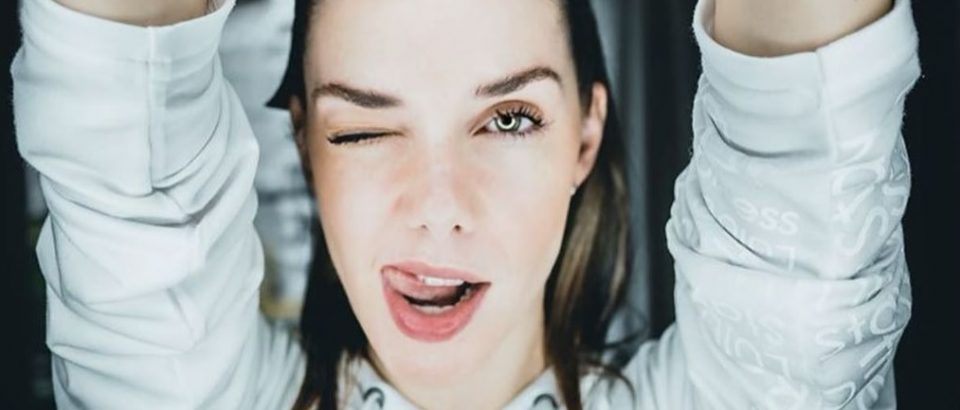 Julieta Nair Calvo posó para sus seguidores en corpiño y los invitó a elegir una postal: “¿1 o 2?”
