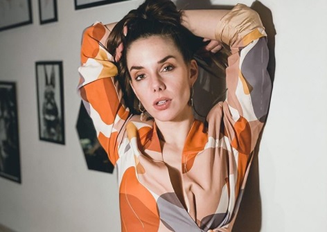 Con sonrisa y pelo atado, Julieta Nair Calvo cautivó a sus seguidores: “¿1, 2 o 3?”