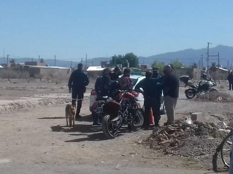 Hallaron el cuerpo de un jubilado en un terreno baldío: le mutilaron una mano