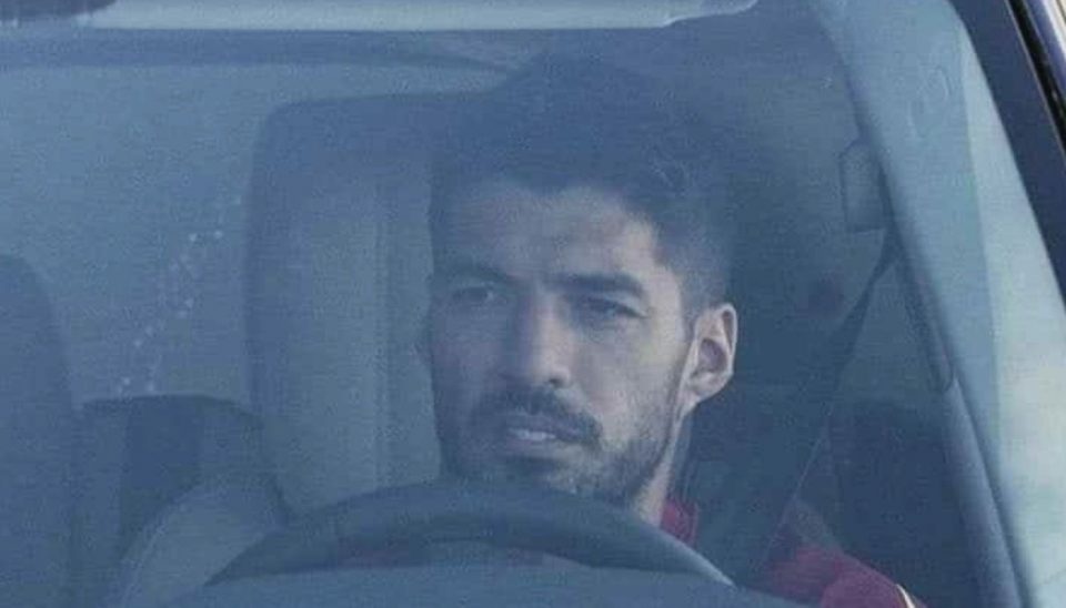 Entre lágrimas, Luis Suárez se despidió de sus compañeros en Barcelona