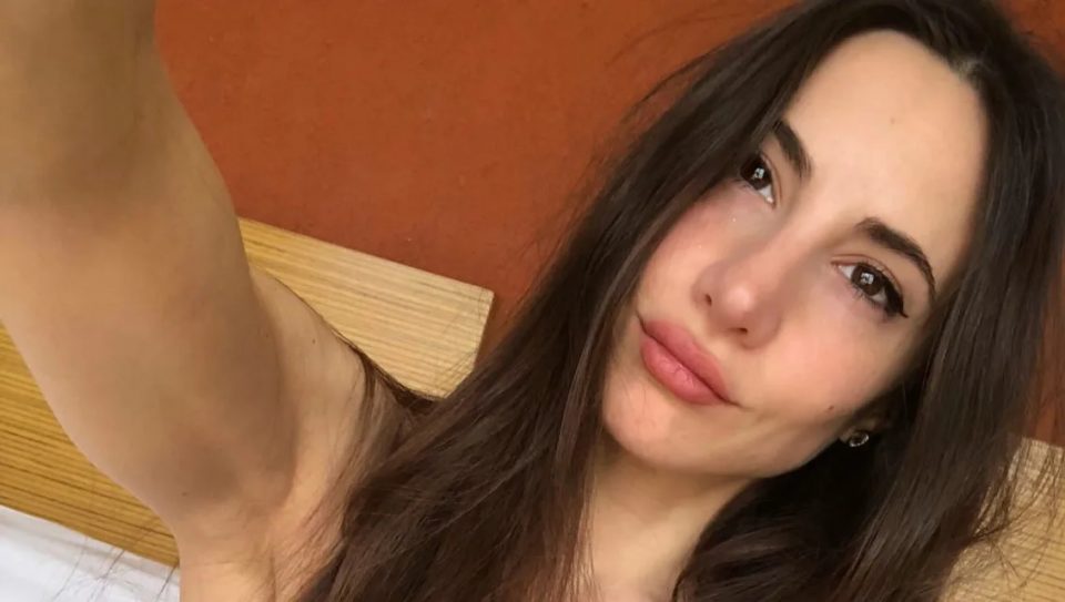 Magui Bravi posó con traje de baño enterizo (cavado) y collar de flores