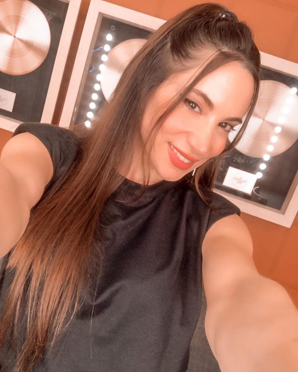 Magui Bravi celebró la primavera en pollera y botas: “Arrancando”