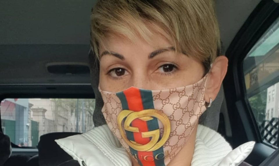 Mónica Farro mostró sus abdominales y posó en jean y bandeau