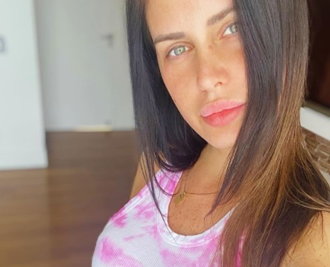 En blanco y negro, Natalie Weber posó arrodillada en top y pantalón