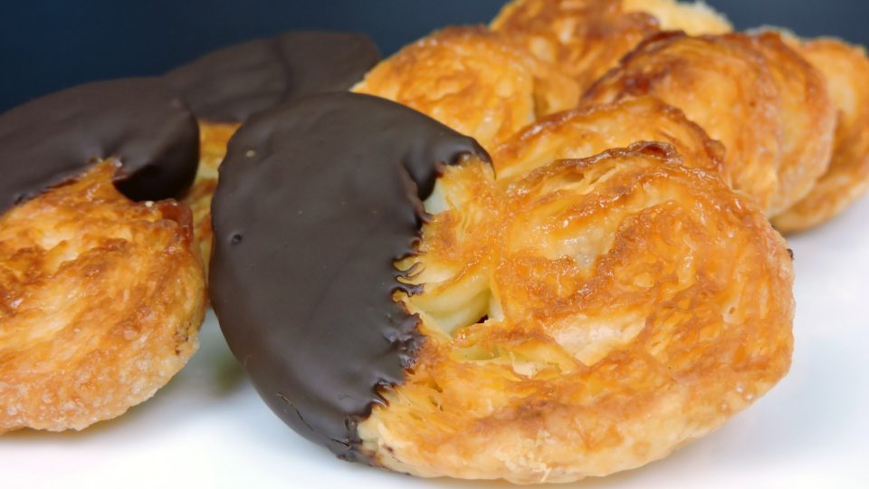 Palmeritas bañadas en chocolate: el clásico de siempre con un plus de placer
