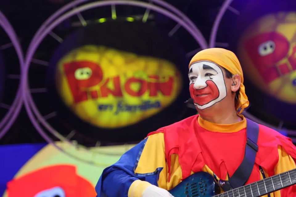 Piñón Fijo saludó a los maestros con lenguaje inclusivo