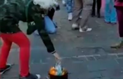 Un grupo anticuarentena realizó una “quema de barbijos” frente al Obelisco