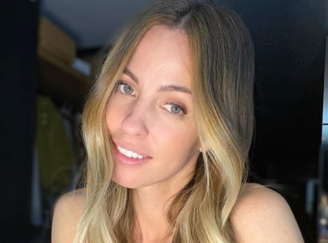 En camisón de encaje negro, Rocío Guirao Díaz mostró cómo organiza sus proyectos
