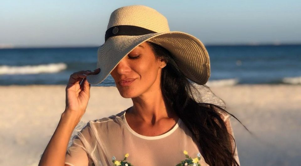 Con pantalón rojo y remera blanca, Silvina Escudero se animó a mostrar su abdomen y un poco más