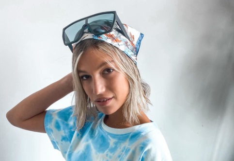 Con bikini súper cavada, Stefi Roitman se mostró con un particular look