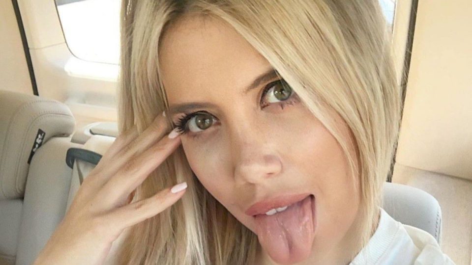 Wanda Nara, con campera de cuero y pantalón rojo (ajustado) arriba de un caballo