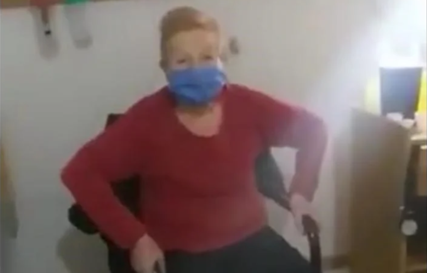 Les dijeron que su abuela murió por coronavirus, la enterraron y resultó estar viva