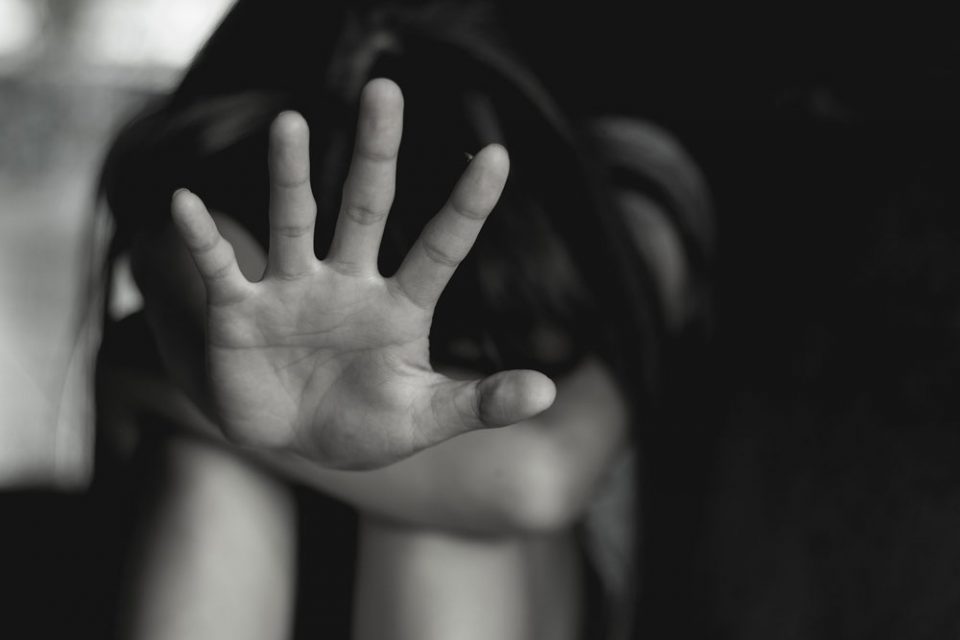 Abusó de la hija de su expareja y amenazó con matarla: “Voy a tirarla al río”