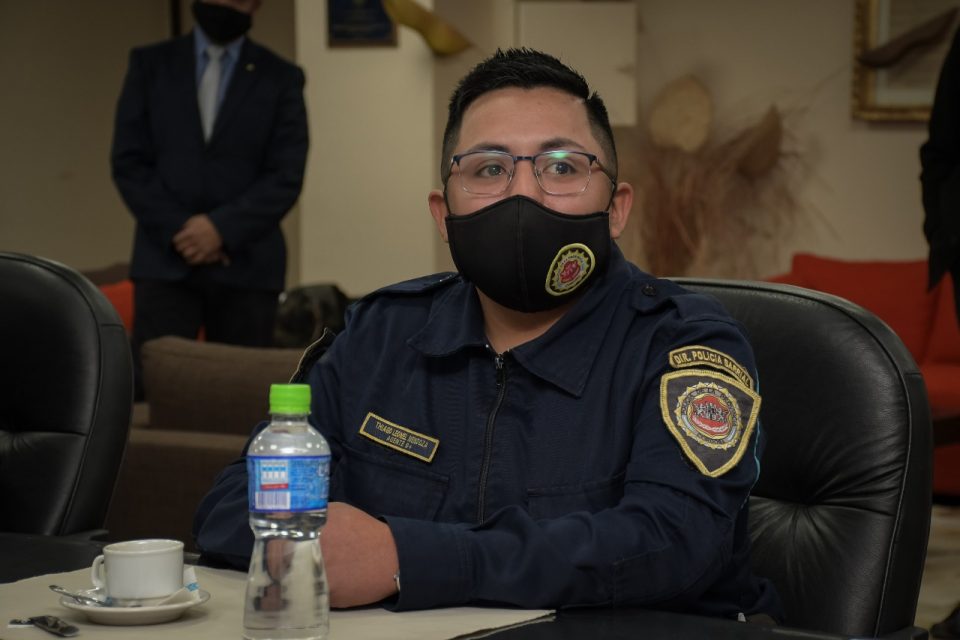 La policía entregó su credencial al primer agente trans