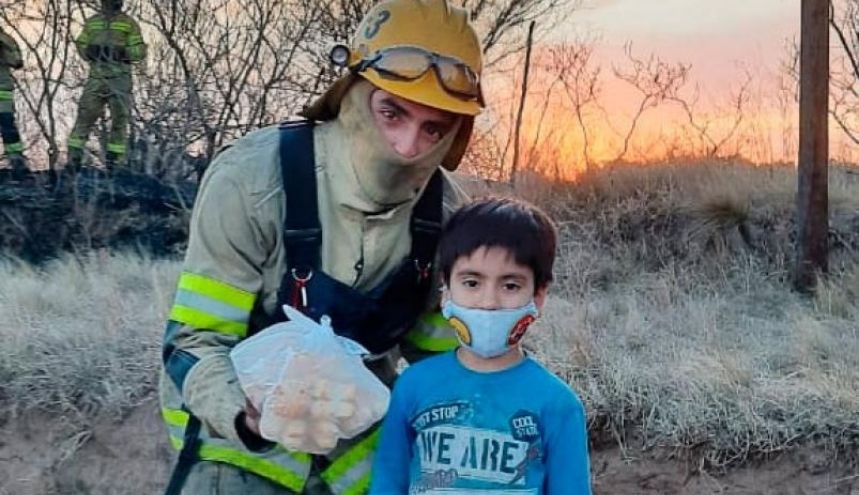 Conmovedor: tiene 5 años y usó sus ahorros para comprar criollitos para los bomberos