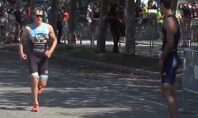 Video | Un triatleta se detuvo antes de llegar a la meta para cederle el primer puesto a un rival que se equivocó de camino