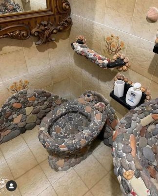 Diseñaron un baño (imposible de limpiar) con piedras y caracoles