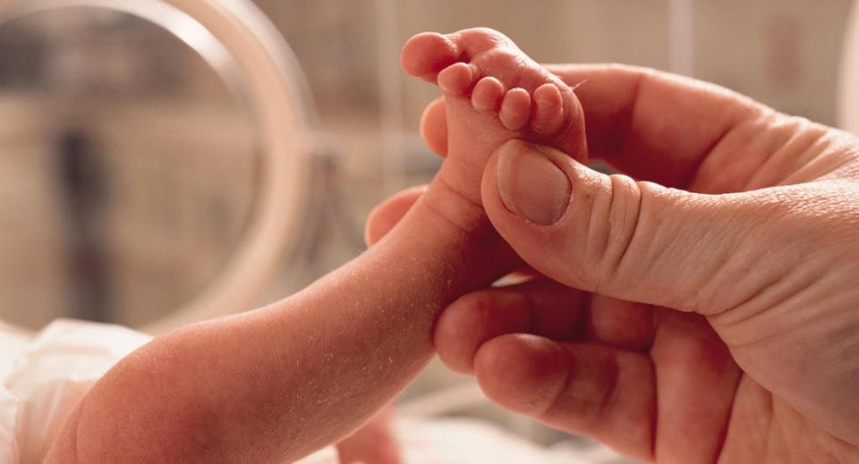 Nació prematuro, lo dieron por muerto y resucitó con el latido de su mamá