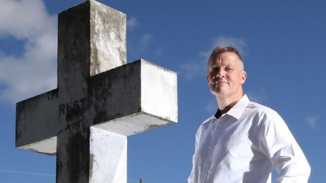 Irrumpe en funerales y cuenta los secretos de los muertes: “Soy un confesor de ataúd”
