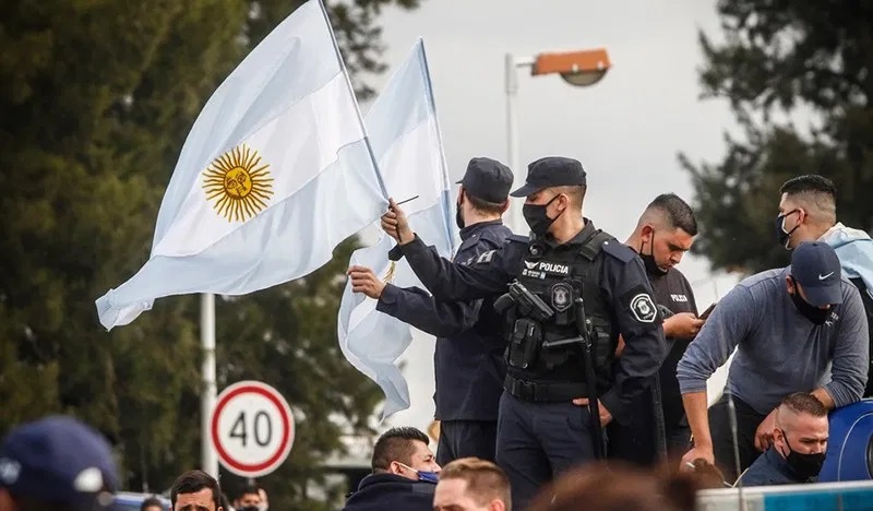 El Gobierno de Axel Kicillof pagaría un bono de .000 a la Policía bonaerense